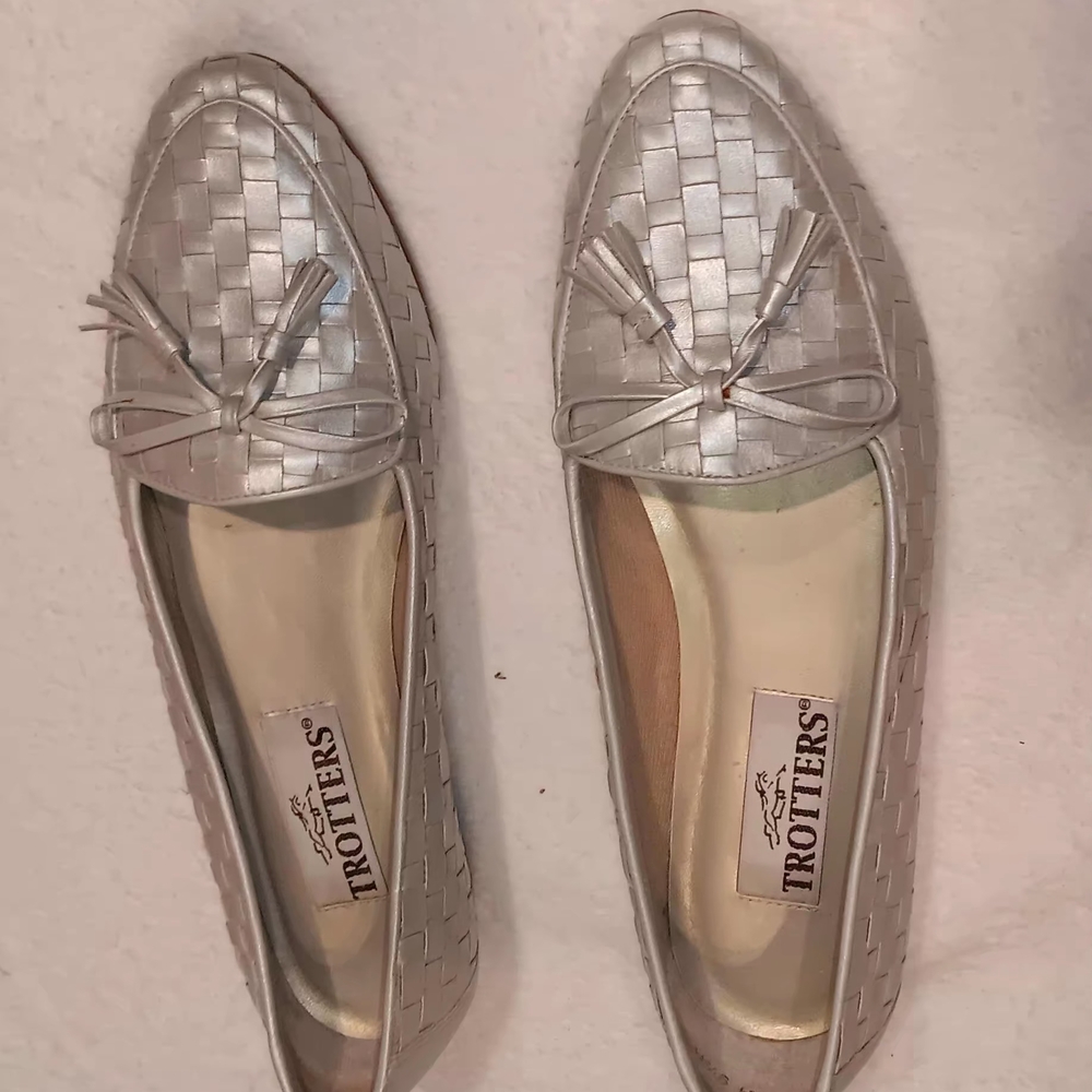 Trotters Women's Silver Loafers